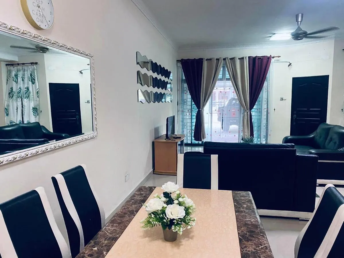 Holiday home Klia Redza Homestay Warisan Indah Sepang